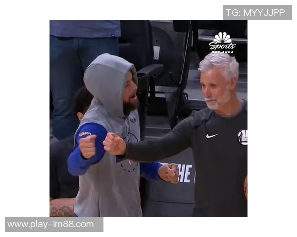 库里兄弟携手父亲共赏杜克大学比赛喜悦满满精神焕发 库里兄弟携手父亲共赏杜克大学比赛喜悦满满精神焕发