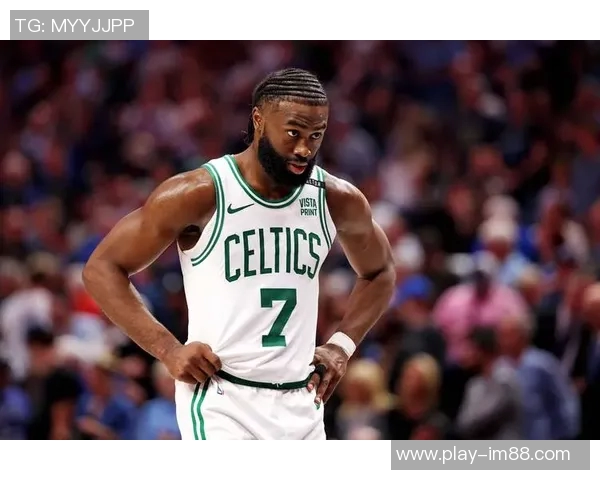 杰伦布朗首节表现抢眼6投3中斩获9分3篮板3助攻1抢断